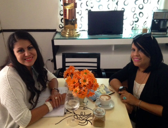 Mayra y yo. Antes de comenzar la entrevista.