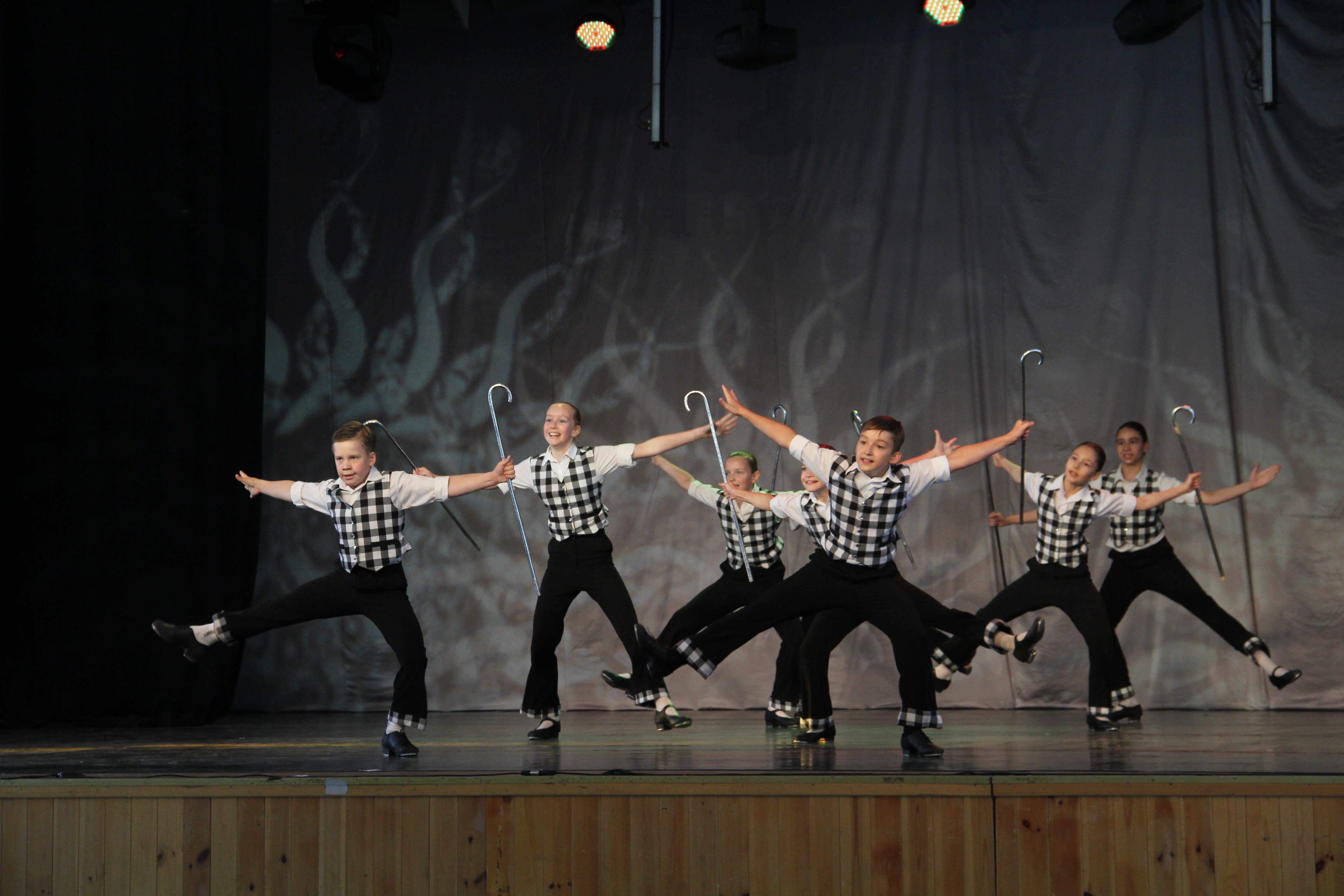 Танцы под степ. Спортивные бальные танцы. Танцы под степ. Танцор чечетки. Танцор степ.