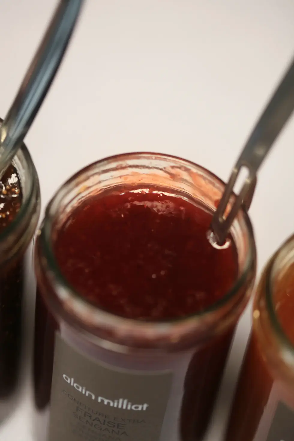 Jet Must – Open jar of Alain Milliat Sengana Strawberry jam, rich texture ideal for luxury in-flight dining service