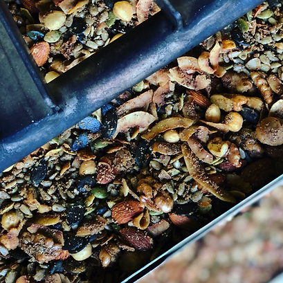 Gros plan sur un mélange artisanal de muesli et granola Olof Viktors, composé de céréales, graines, fruits secs et fruits à coque.