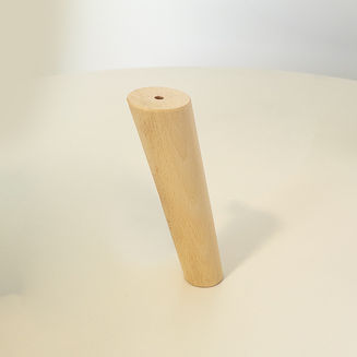 Pata cónica inclinada fabricada en madera de haya para base tapizada. Para barnizar (natural, roble, nogal...) o lacar en color.