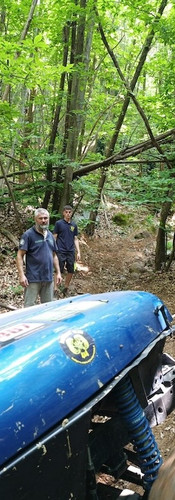 Muso di una jeep blu elettrico 