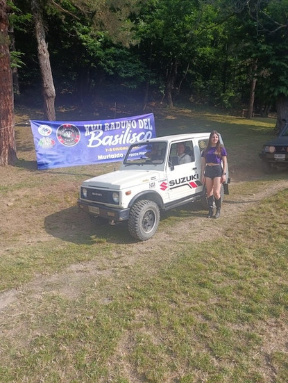 Suzuki bianco alla partenza con ragazza per foto di rito!