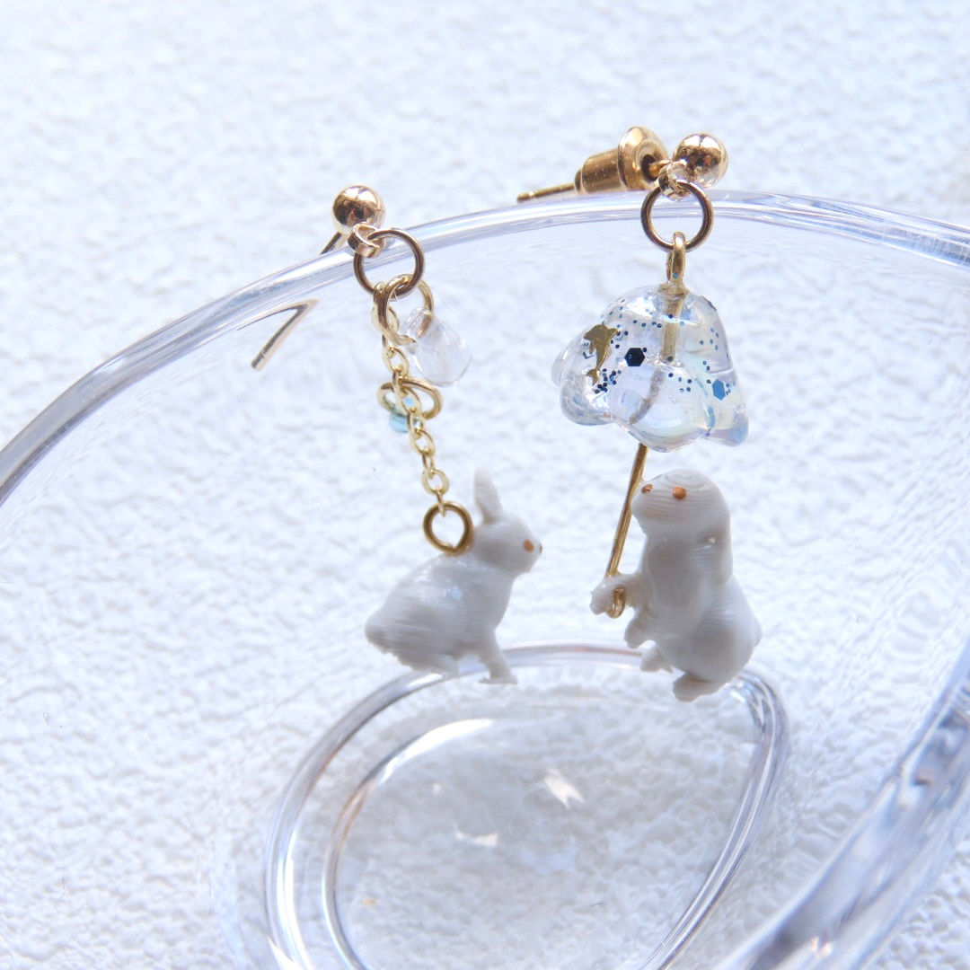 The bunny holding an umbrella for you|Earrings