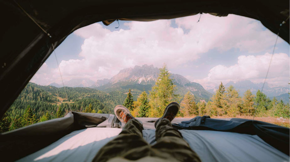 Das Dachzelt ist ein idealer Begleiter – leicht zu transportieren, einfach zu montieren und platzsparend auf jedem Fahrzeugdach.