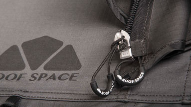 Das Dachzelt ist ein idealer Begleiter – leicht zu transportieren, einfach zu montieren und platzsparend auf jedem Fahrzeugdach.