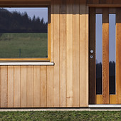 Eingang des Holzhauses