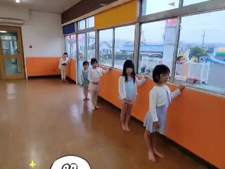 窓際をバーとして使う子供達