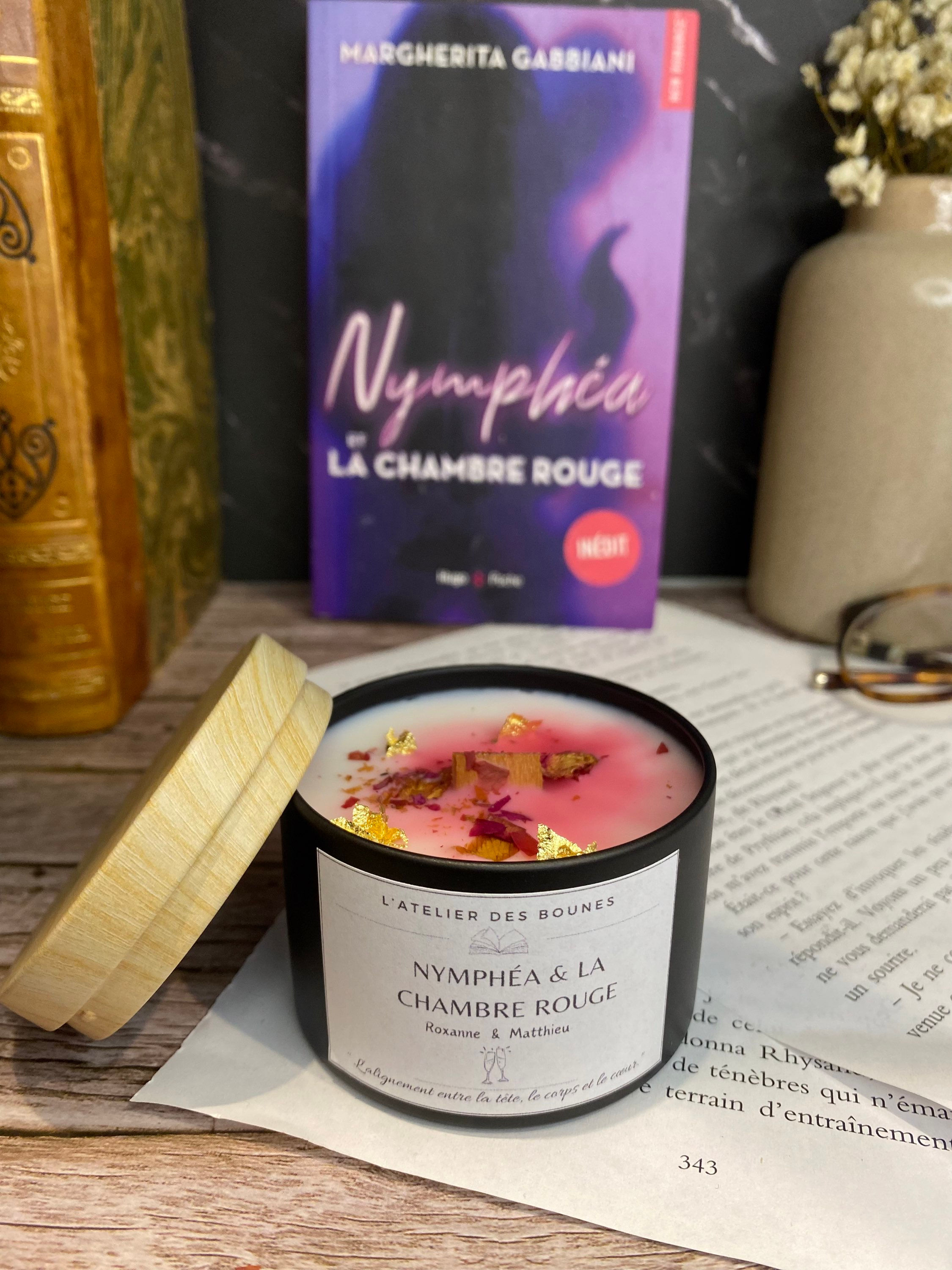 Bougie Nymphéa et la Chambre Rouge - Roxanne & Matthieu - Margherita Gabbiani