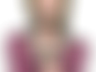 舞台で歌う女性