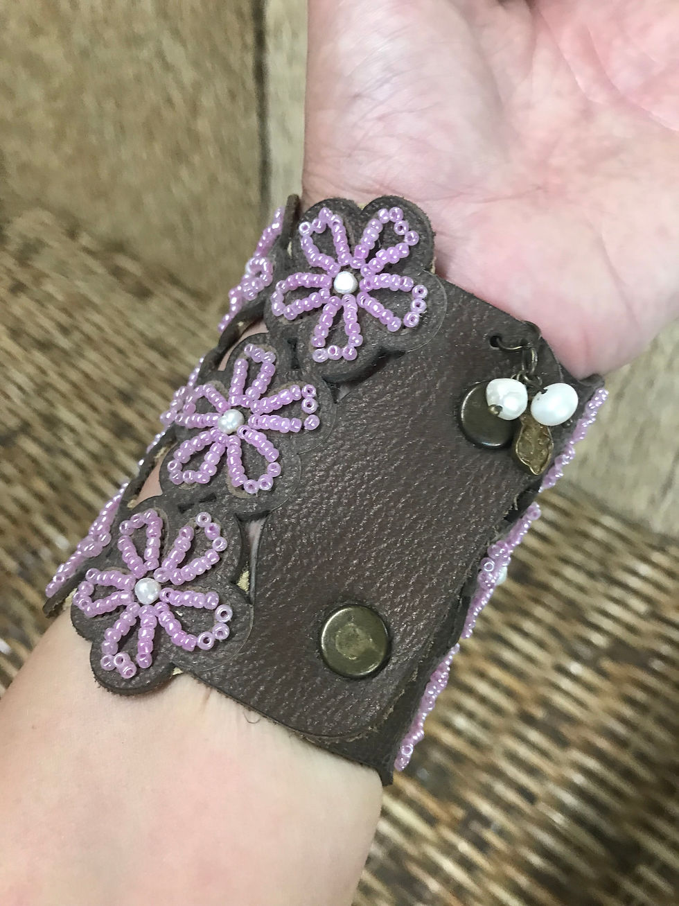 Miniatura: BRAZALETE DE PIEL BORDADO CON CHAQUIRA - ARTE HUICHOL