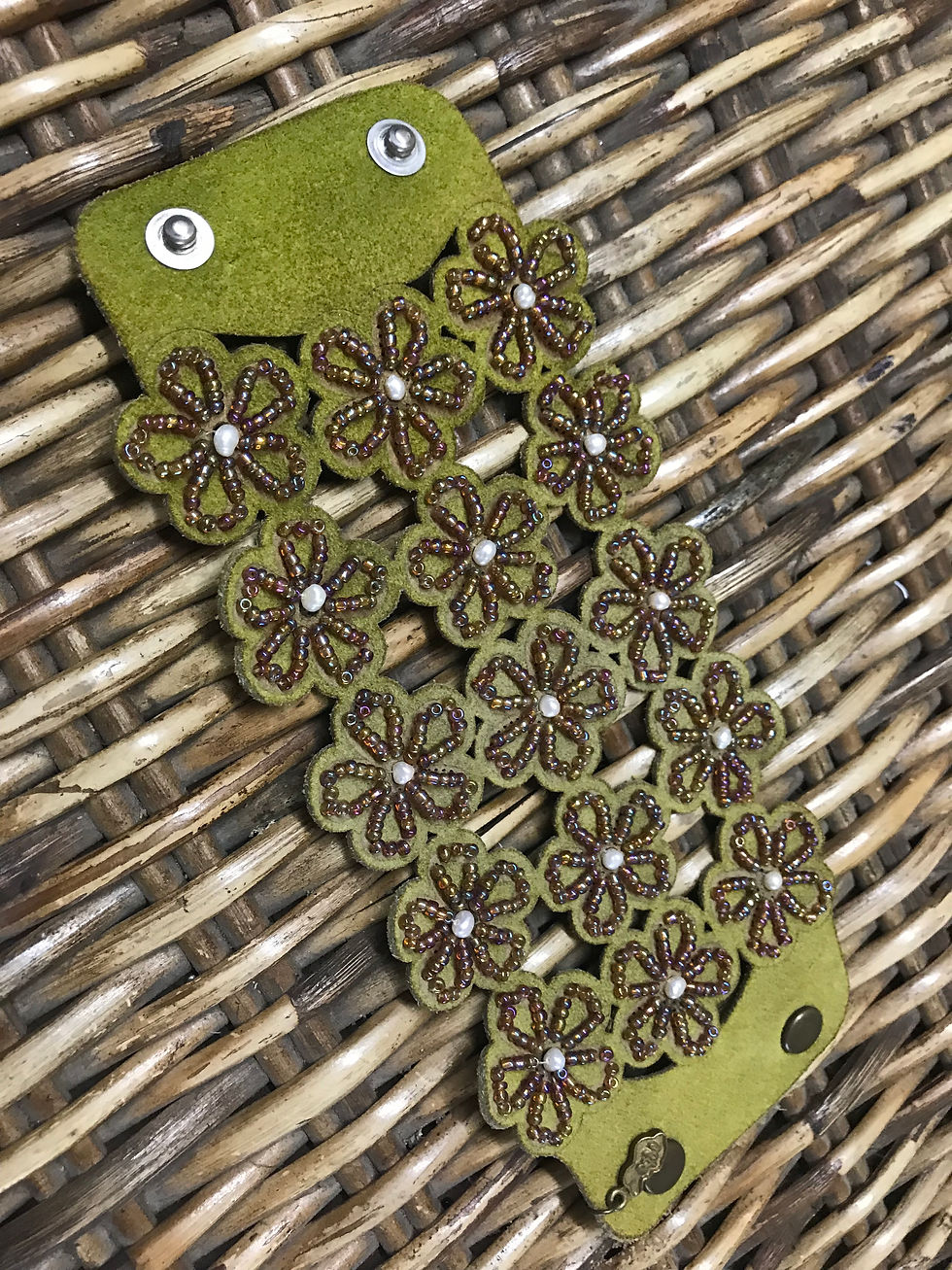 Miniatura: BRAZALETE DE PIEL BORDADO CON CHAQUIRA - ARTE HUICHOL