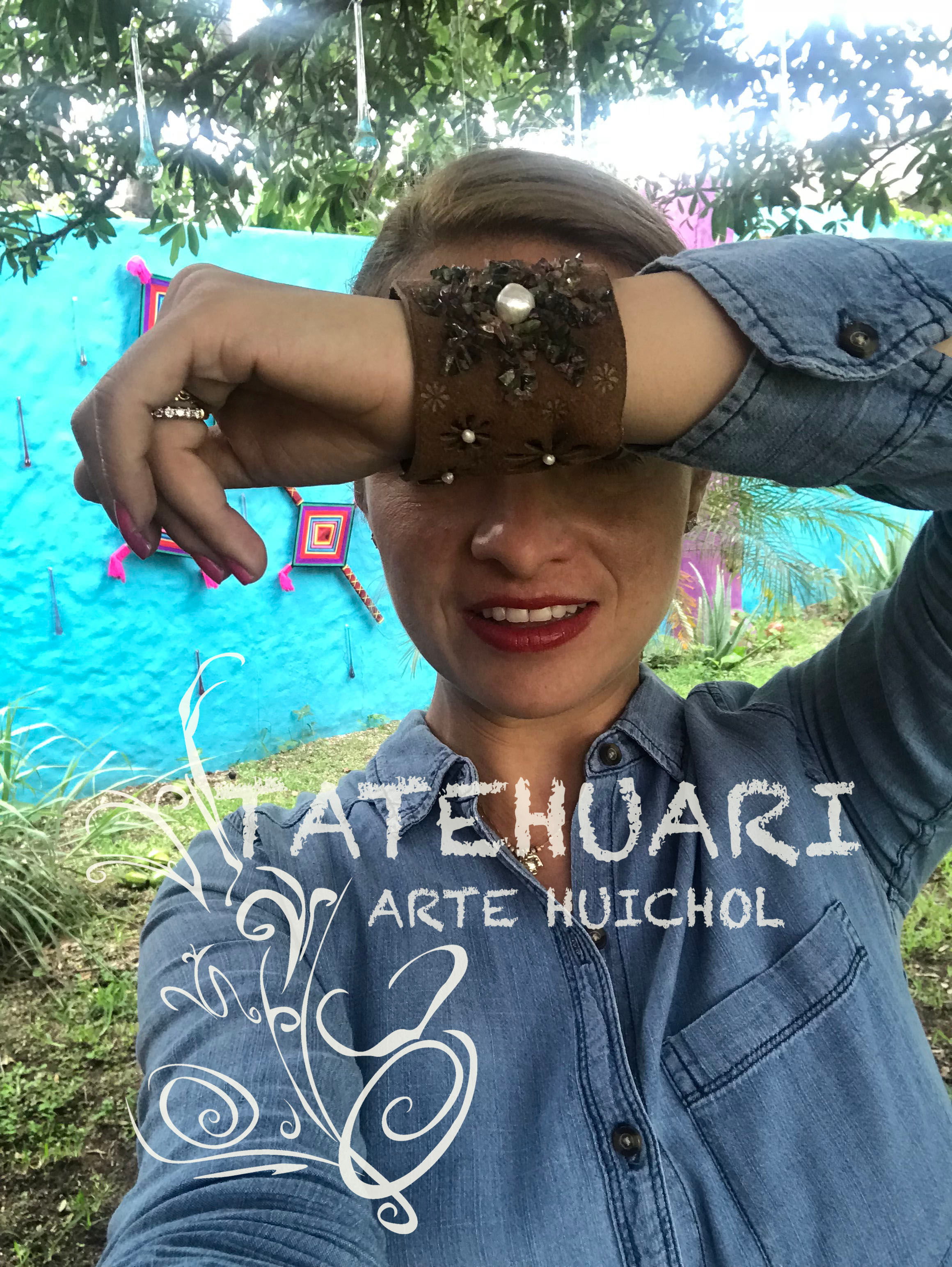 BRAZALETE DE PIEL BORDADO CON PIEDRAS - ARTE HUICHOL