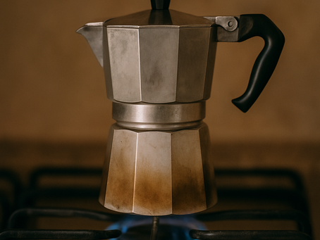 Il rito del caffè e il vizio della fretta: cosa la moka ci insegna sui processi aziendali