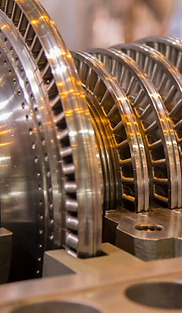 Open-sea oil platform illustrating our oil & gas training catalog at Mentranus.