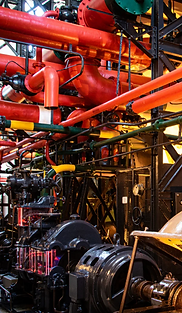 Open-sea oil platform illustrating our oil & gas training catalog at Mentranus.