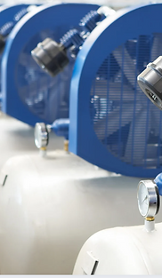 Open-sea oil platform illustrating our oil & gas training catalog at Mentranus.