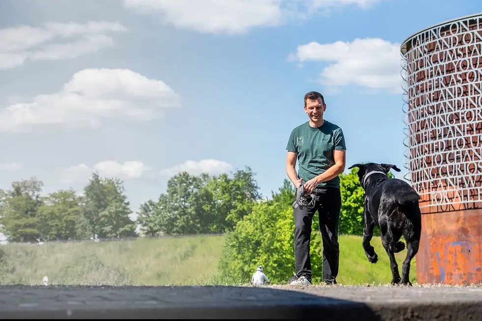 Hundetrainer mit Hund an der Jahrhunderthalle - Bochumer Schnauzen