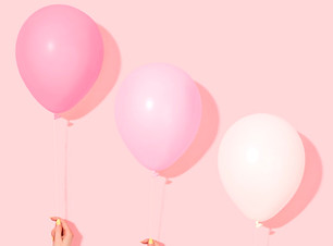 Händer som håller ballonger