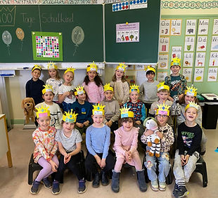 Gruppenfoto 1b_100 Tage Schulkind.jpeg