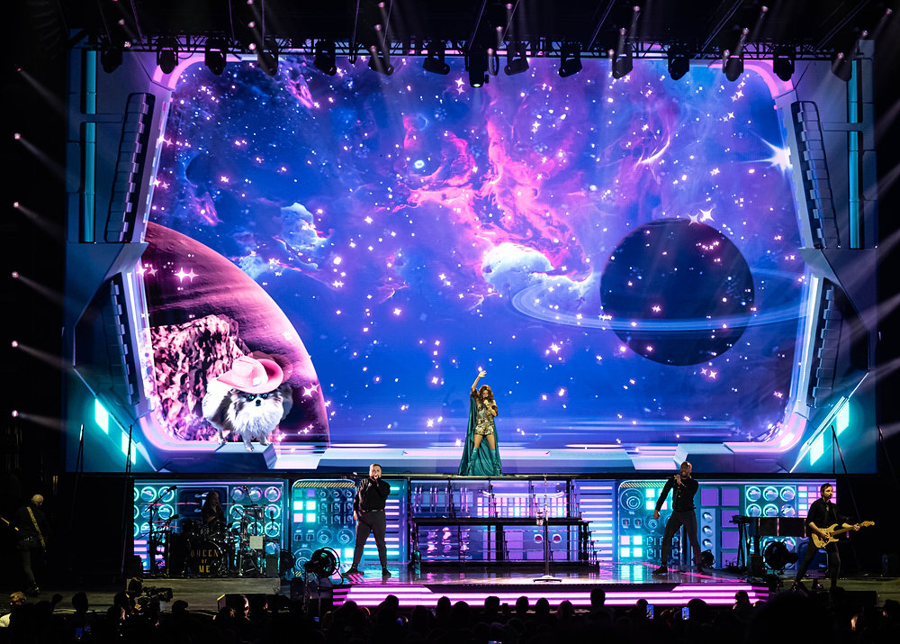 Shania Twain Lights "Up" Camden