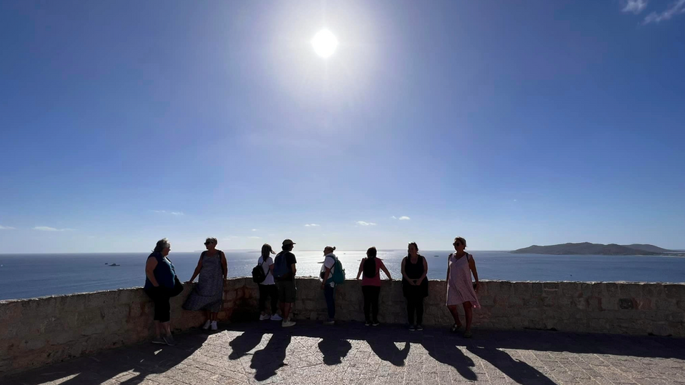 Des participants explorent les ruelles d'Ibiza downtown, découvrant les boutiques artisanales. Cette visite, intégrée à la semaine de jeûne, combine culture et détente, tout en savourant l'atmosphère vibrante de l'île.