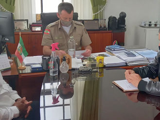 Diretoria Executiva da ABERSSESC entrega convite do XXII Fórum da ANERMB ao comandante-geral da PMSC