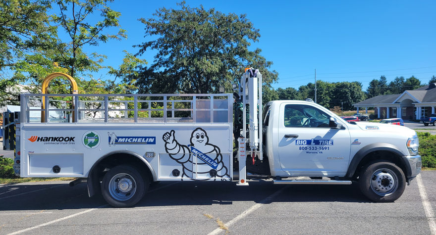 Varios logotipos de vinilo impresos y letras de vinilo en un camión de servicio para Big L Tire
