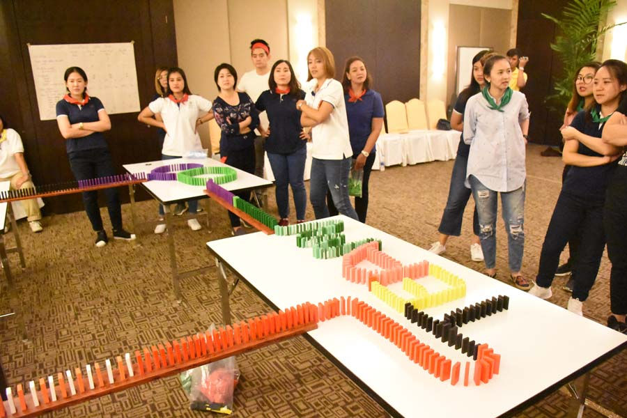 Thumbnail: Domino chain reaction
