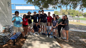 Día de embellecimiento en el campus de McKeel Academy of Technology por el Capítulo Somos Uno de Lakeland, Florida
