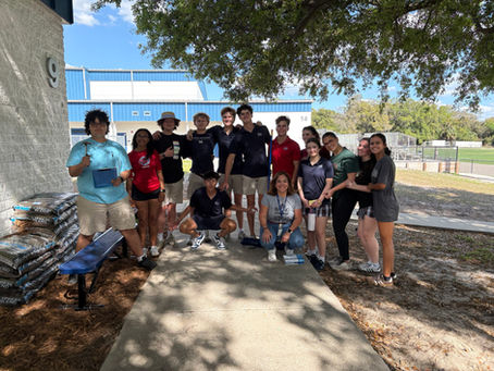 Día de embellecimiento en el campus de McKeel Academy of Technology por el Capítulo Somos Uno de Lakeland, Florida
