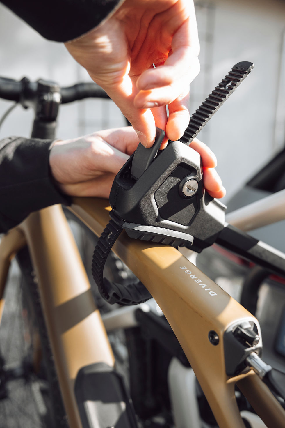 Thumbnail: Thule fietsendrager EasyFold 3 voor 3 fietsen innovatief riemsysteem