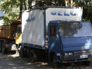 Ferro velho ao ar livre: veículos abandonados nas ruas de Niterói causam transtorno aos moradores
