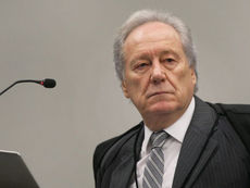 Lewandowski arquiva notícia-crime contra Bolsonaro