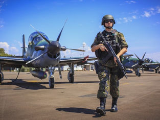 Força Aérea Brasileira (FAB) intercepta avião com 500 quilos de cocaína.