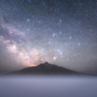 北海道利尻郡利尻富士町の風景写真　利尻富士と天の川