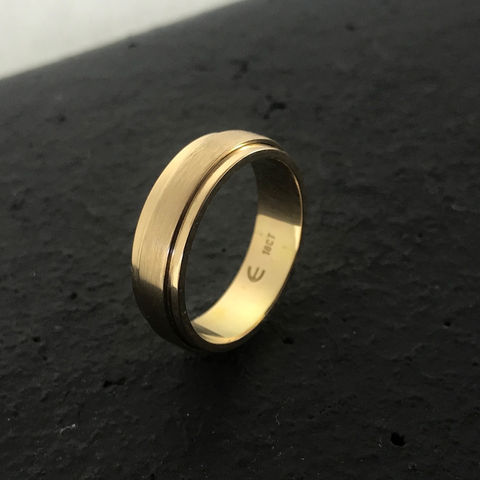 A man's wedding band in 18ct Yellow Gold. A Centre brushed matte metal ring is the centre of a wide 18ct yellow gold high polished band. Made by Cheree Edwards Fine Jewellery
