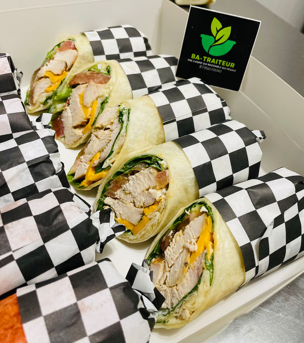 Wraps poulet fromage, papier à carreaux, logo BA-TRAITEUR