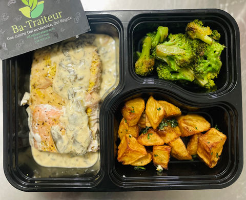 Repas traiteur: saumon en sauce, brocoli, pommes de terre.