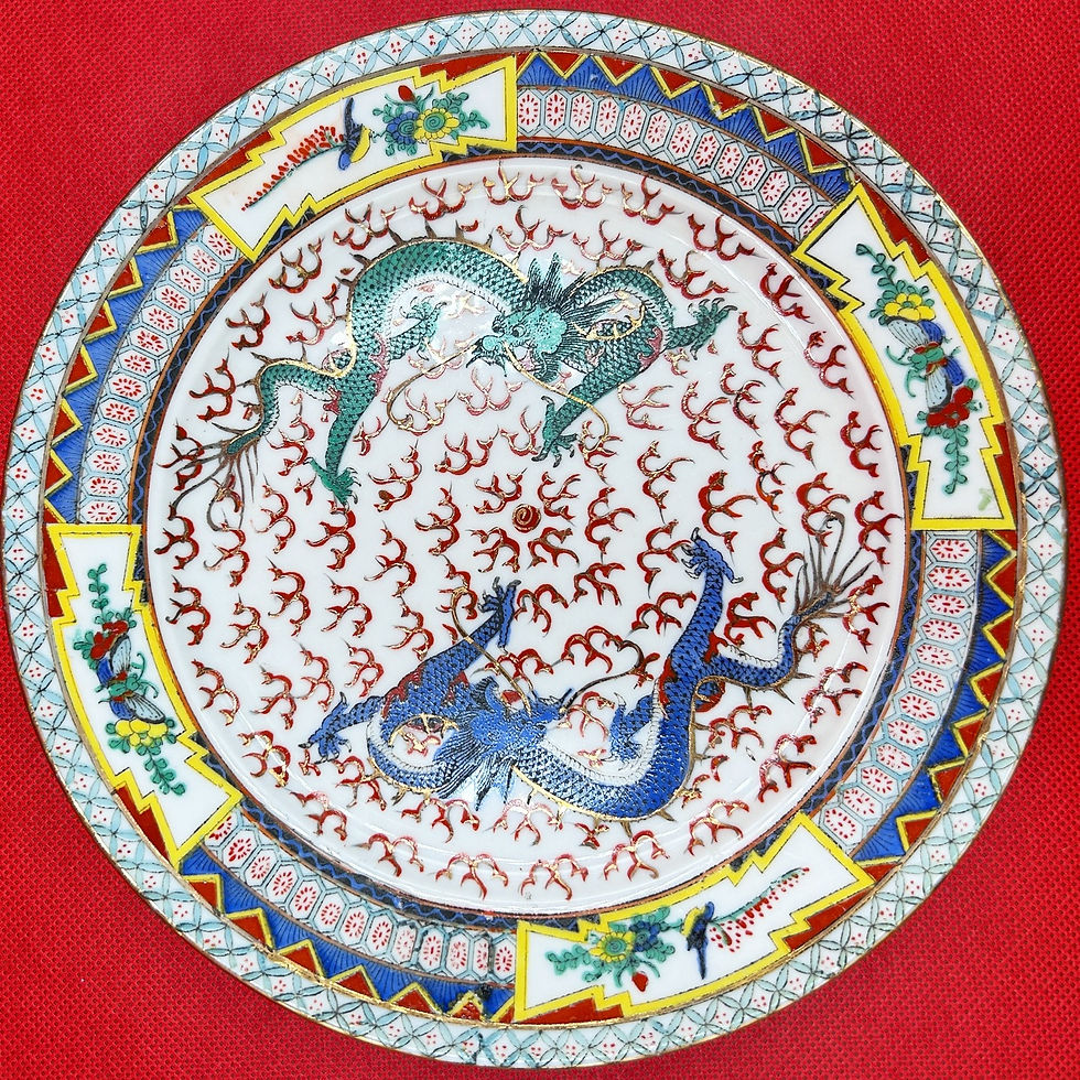 Para smoków bawiących się płonącą perłą w morzu obłoków, II poł. XX w., Chiny