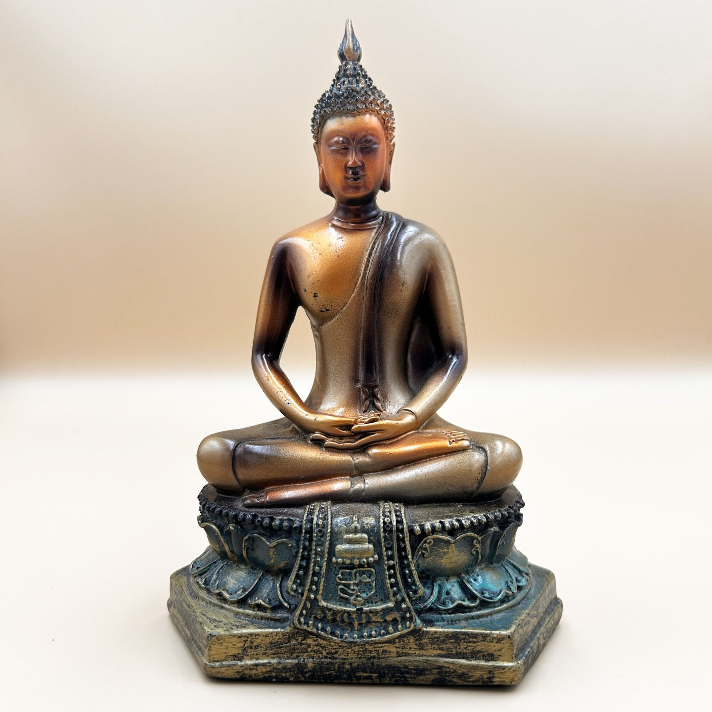 Współczesna figura Buddy w stylu tajskim (Sukhothai/Ayutthaya)