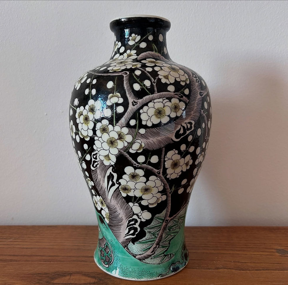 Miniatura: Wazon z motywem śliwy, famille noir, styl Kangxi