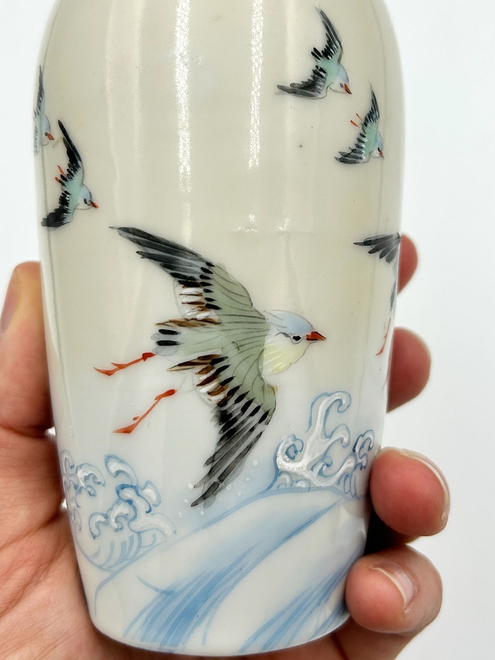 Miniatura: Wazonik kintsugi z jaskółkami, I poł. XX w., 1920-30.