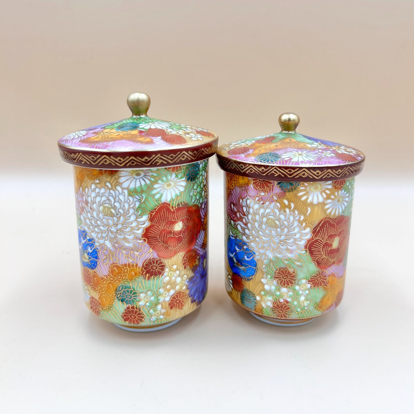 Kutani yunomi millefleur, Japonia, II poł. XX w. lata 70-80.