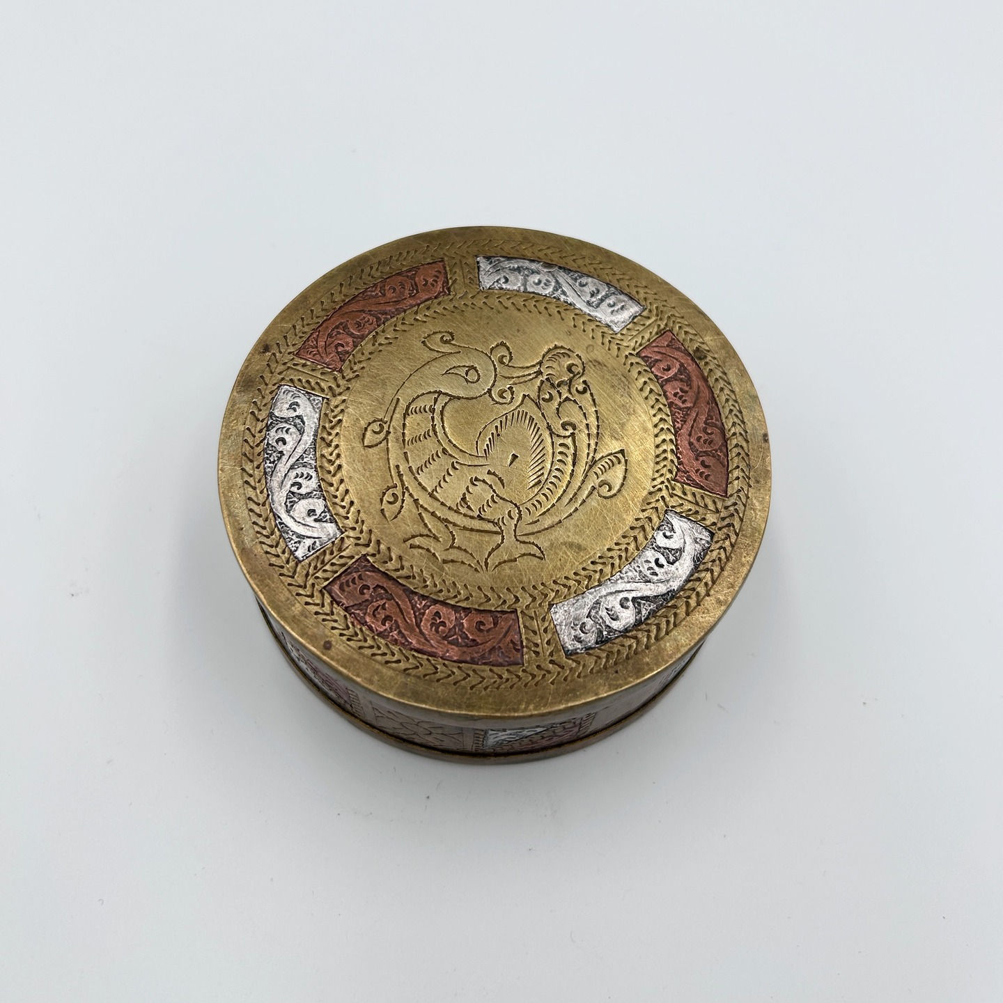 Pudełko mosiężne w stylu Ganga-Jamuni, Indie, poł. XX w., lata 50.-70.