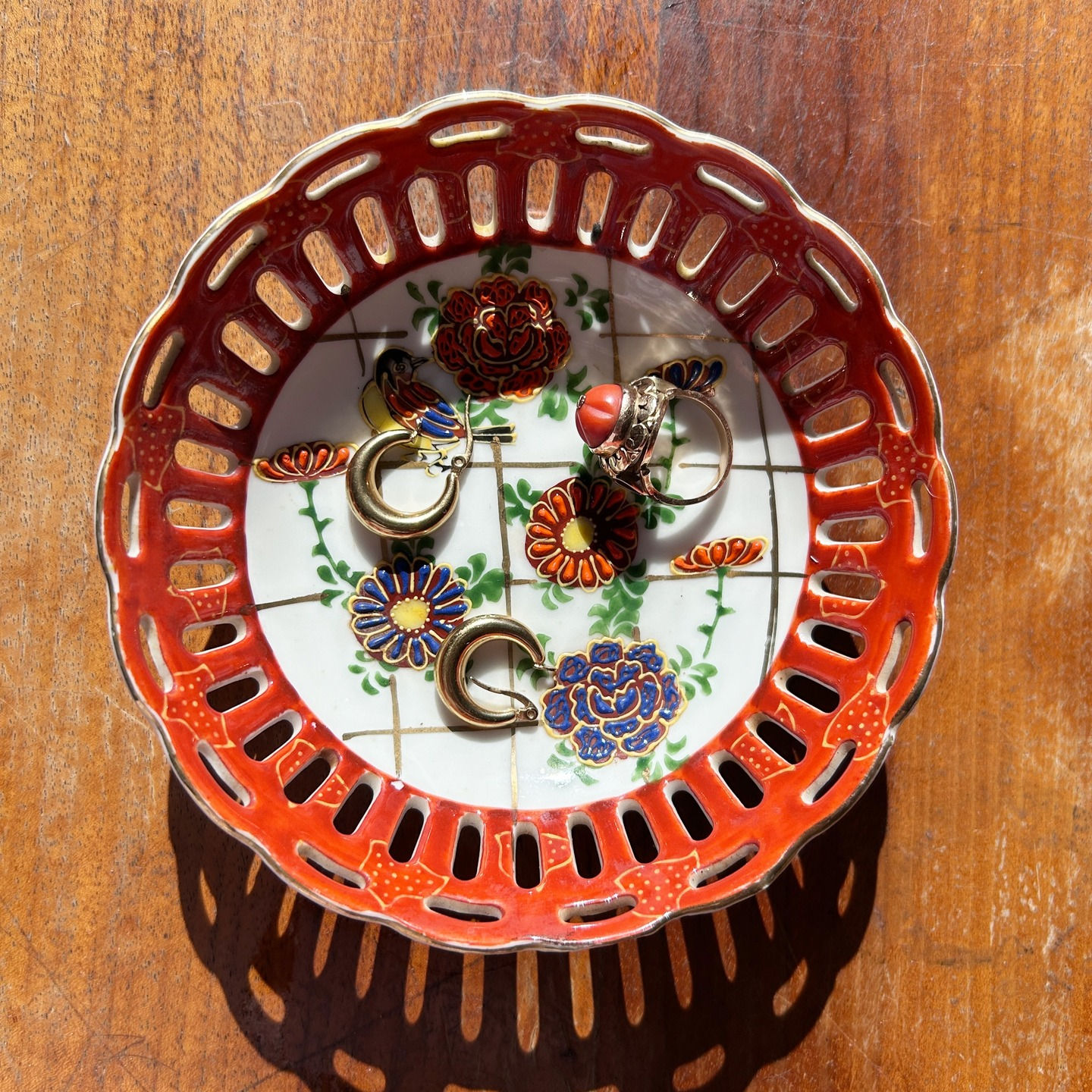 Ażurowy talerzyk z kwiatami, I poł. XX w., Japonia, lata. 30-40.