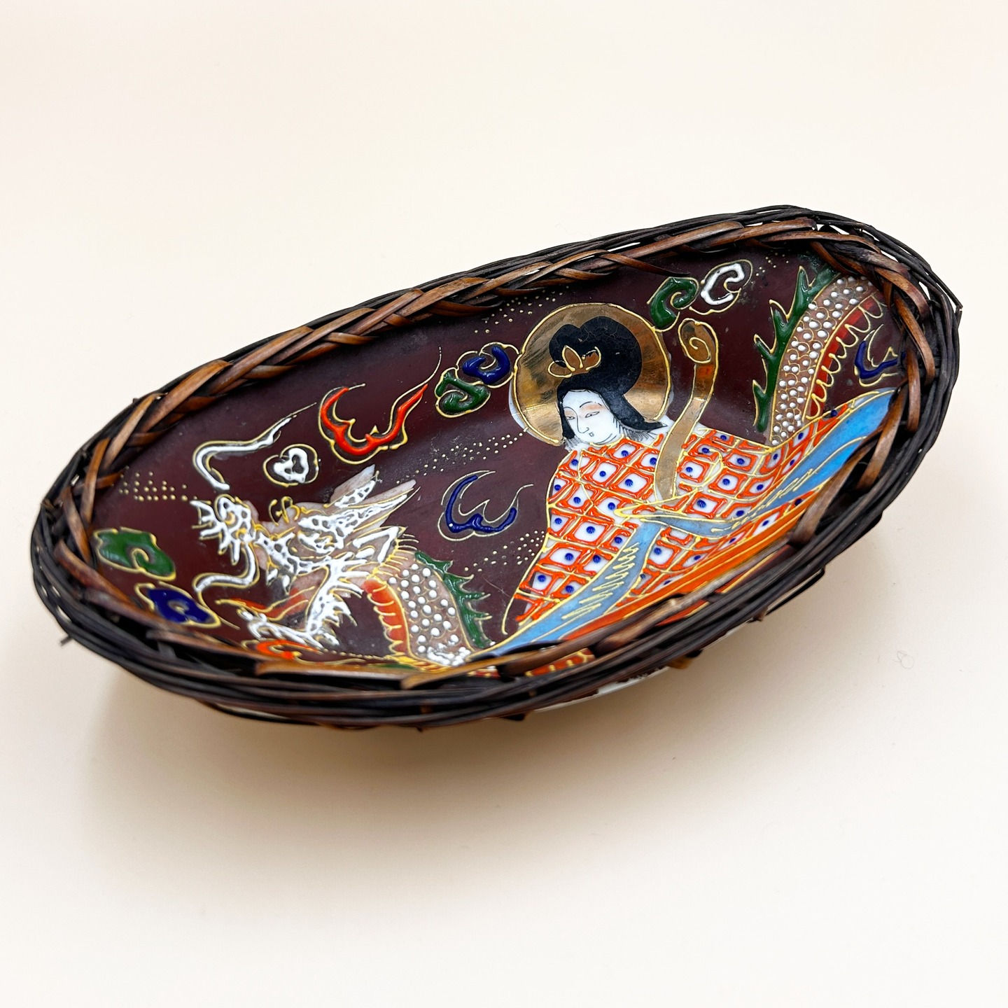 Mała miska typu Satsuma w plecionym koszyku z ratanu, Japonia, II poł. XX w.