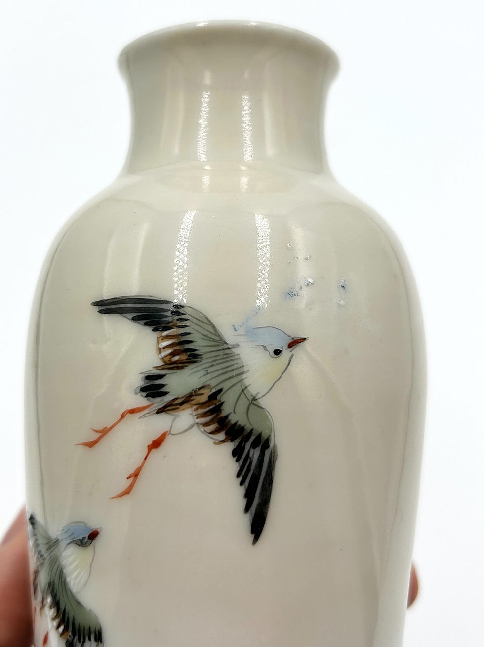Miniatura: Wazonik kintsugi z jaskółkami, I poł. XX w., 1920-30.