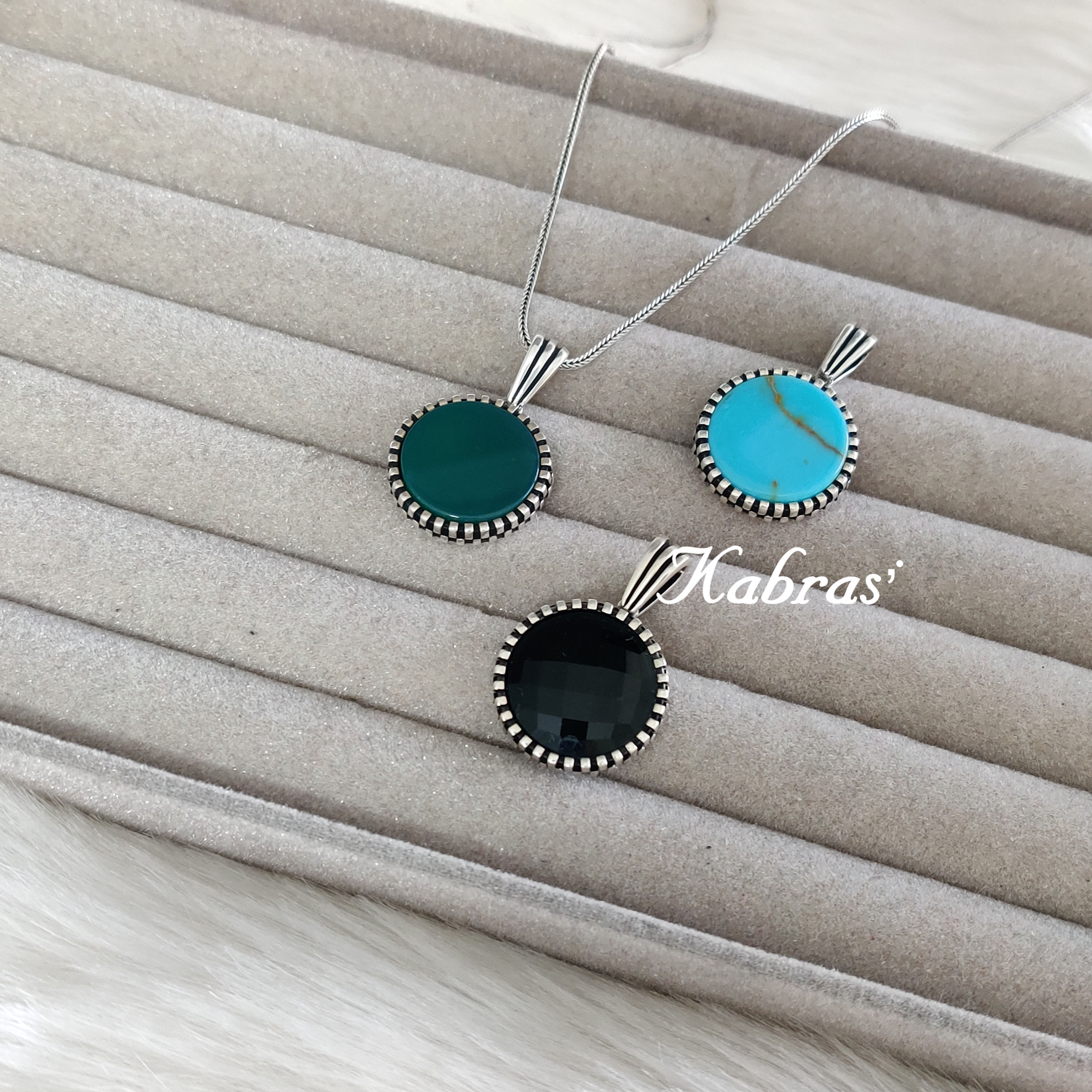 Hatched Stone Round Pendant