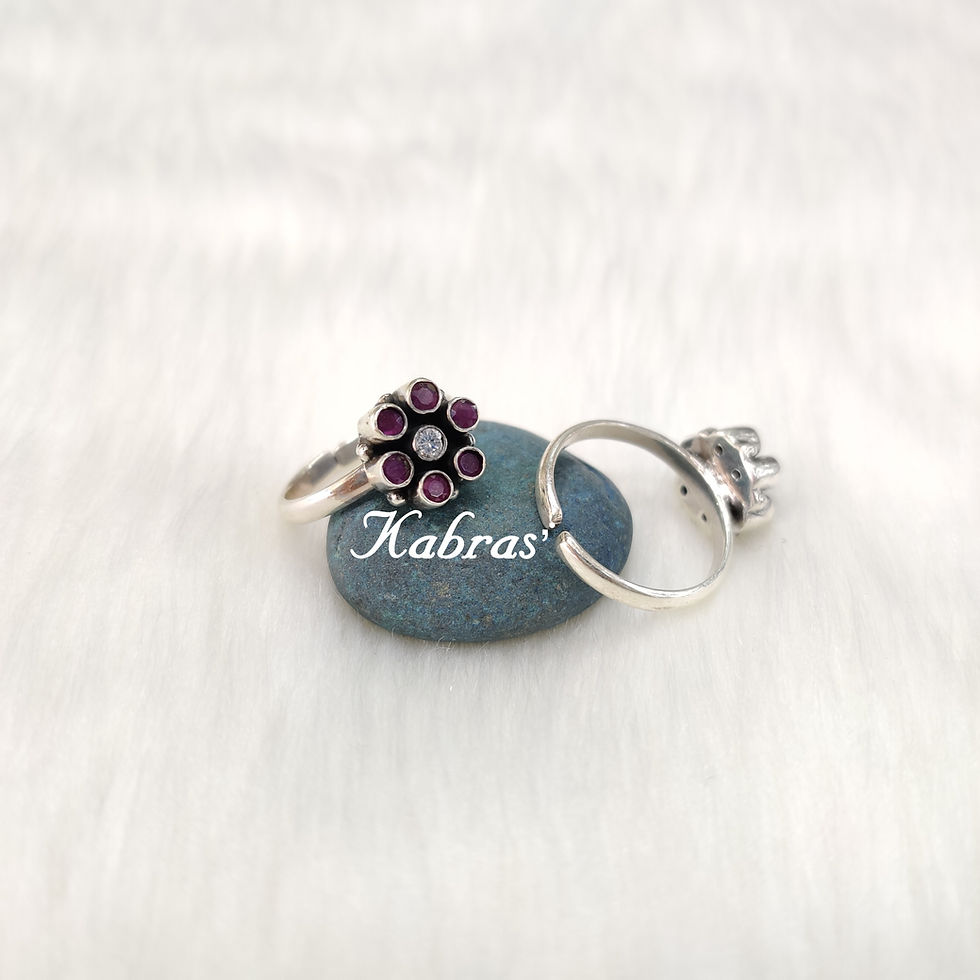 Thumbnail: Elegant silver metti design toe rings in 92.5 silver with traditional pattern